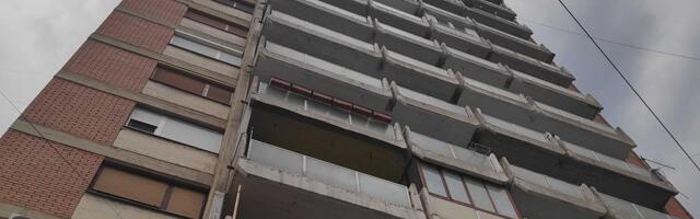 Nišlija u hodniku zgrade zapalio plastičnu flašu i ostavio preteće poruke stanarima