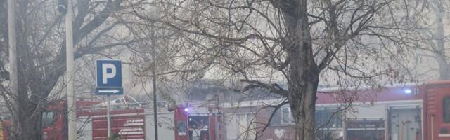 POŽAR U ISTOČNOM DELU PRESTONICE: Naložena hitna evakuacija stanara, na terenu 125 vatrogasaca!