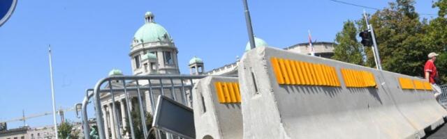 SRCE: Ko betonskim barikadama štiti Ćacilend i zašto?