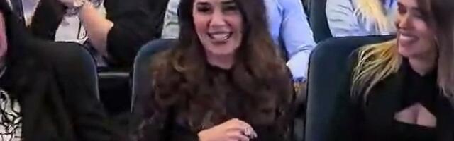 Blista u 1. redu u crnoj čipkanoj haljini: Supruga Bokija iz Lexington benda, stigla na njegov koncert