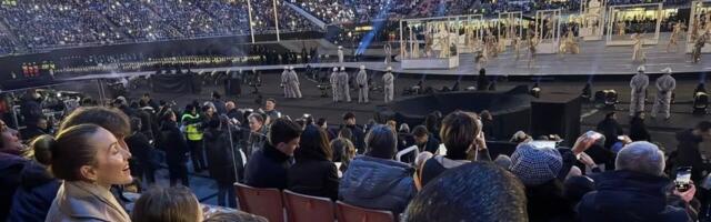 "Pa nije sirotinja da svake godine kupuje nov telefon!" Fotografija Novaka Đokovića iz Milana zapalila društvene mreže /FOTO/