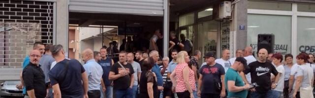 Kragujevčani došli ispred prostorija SNS zbog demoliranja automobila lokalnog aktiviste