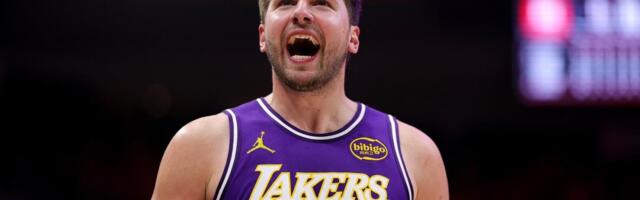 PRIVATNI ŽIVOT MU SE RASPADA, A NA TERENU PRAVI NEVIĐENA ČUDA! Luka Dončić igra košarku života - 60 sezona NBA liga nije videla ovako nešto! (VIDEO)