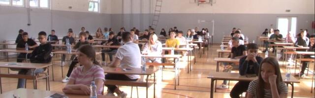 Osmaci popunjavaju liste želja za upis u srednje škole