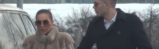 BOGDAN OBJAVIO PRVU FOTKU SA CECOM! Folk diva na njegovom RAMENU - NE SKIDA OSMEH SA LICA! /FOTO/
