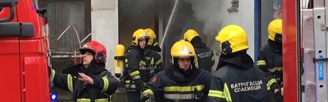 VELIKI POŽAR KOD OBRENOVCA Buknula vatra u preduzeću za obradu drveta, BROJNE VATROGASNE EKIPE NA TERENU