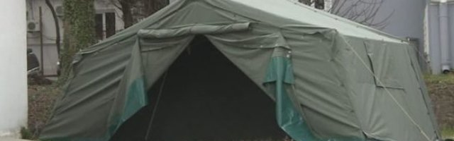 PODIGAO ŠATOR JER NE MOŽE VIŠE SA ŽENOM U KUĆI CEO DAN! Dočekuje goste, pije rakiju, A OVAKO JE ŽENA REAGOVALA!