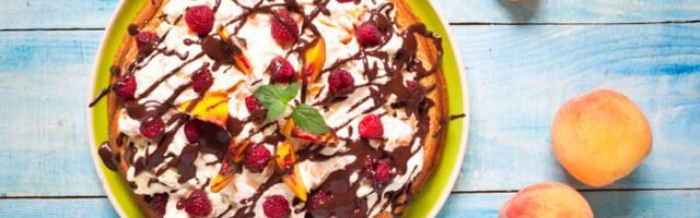 Prava voćna poslastica: Torta sa breskvama i malinama