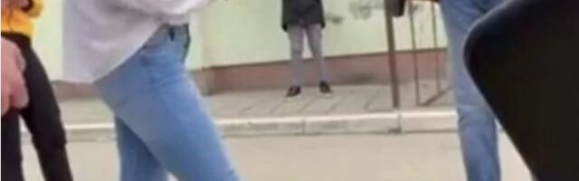 SKANDAL U OSNOVNOJ ŠKOLI U NOVOM PAZARU – Roditelji osmaka NASRNULI na mlađu učenicu: Vrijeđali je, pljuvali i vukli za kosu u dvorištu škole (VIDEO)