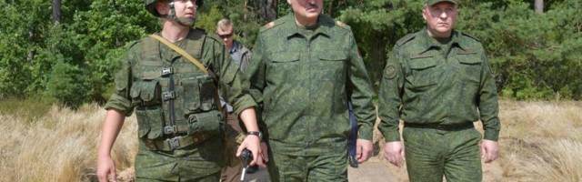 Lukašenko viđen kako u rezidenciju ulazi sa puškom Kalašnjikov i u panciru