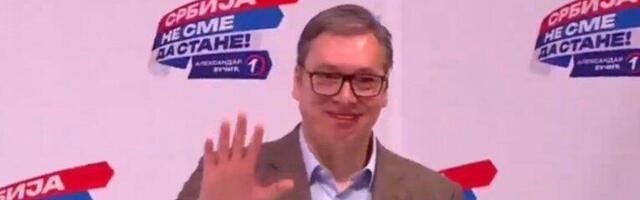 "RAZMISLITE KO ČUVA SRBIJU, A KO BI JE NA TACNI PRODAO! Aleksandar Vučić na mitingu u Kraljevu pozdravljen ovacijama. "IZBORI NISU IGRA"!