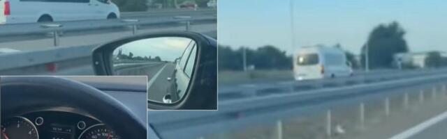 Snimak sulude vožnje! Kombi na autoputu u kontra smeru u najbržoj traci!